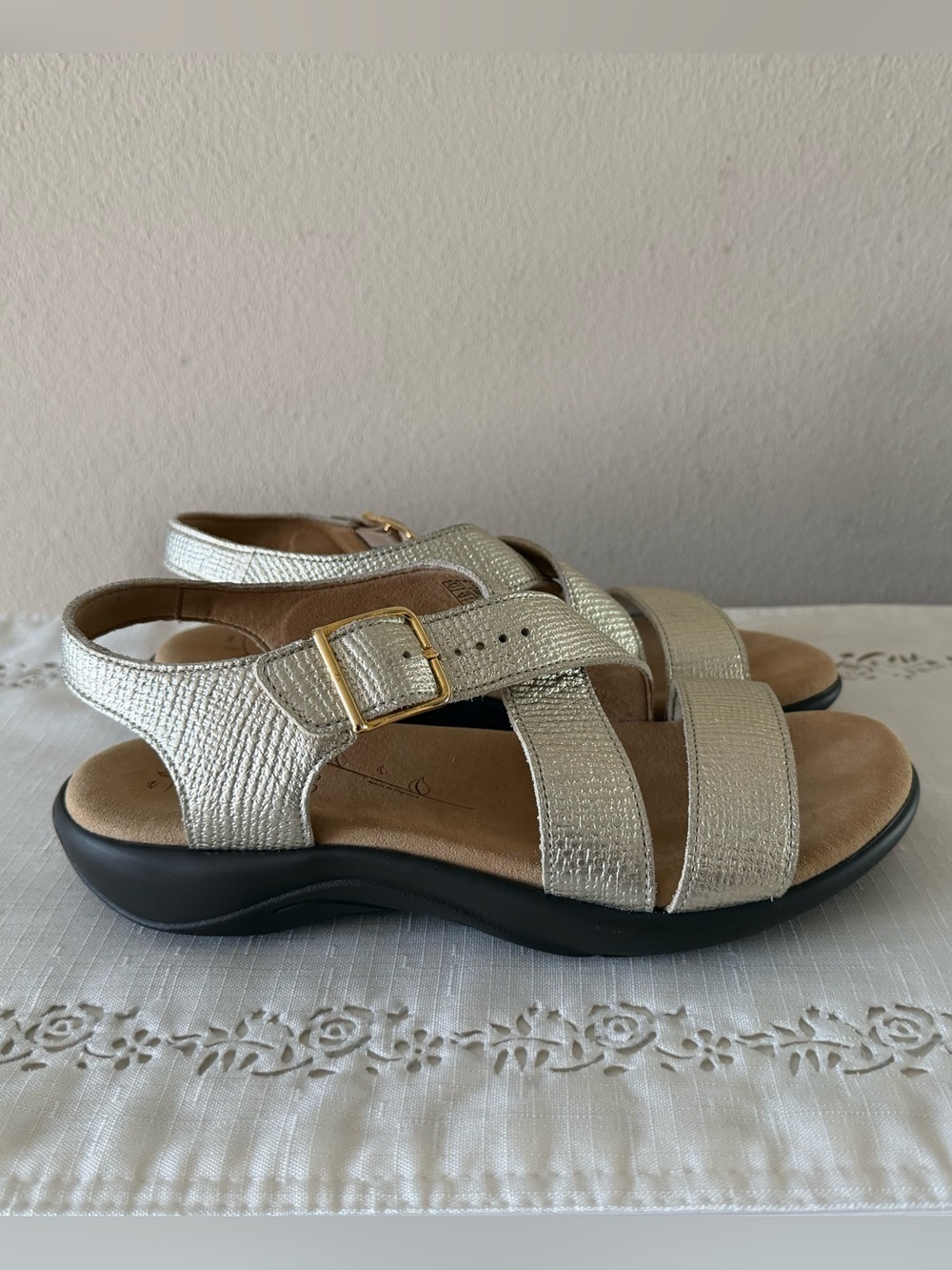 SAS Laguna Leather Sandals Size 7 Wide Gold Metallic Linen